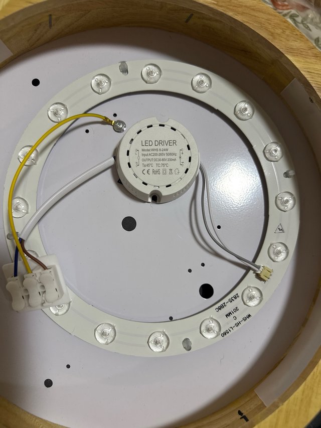 Lampada da soffitto in legno e LED