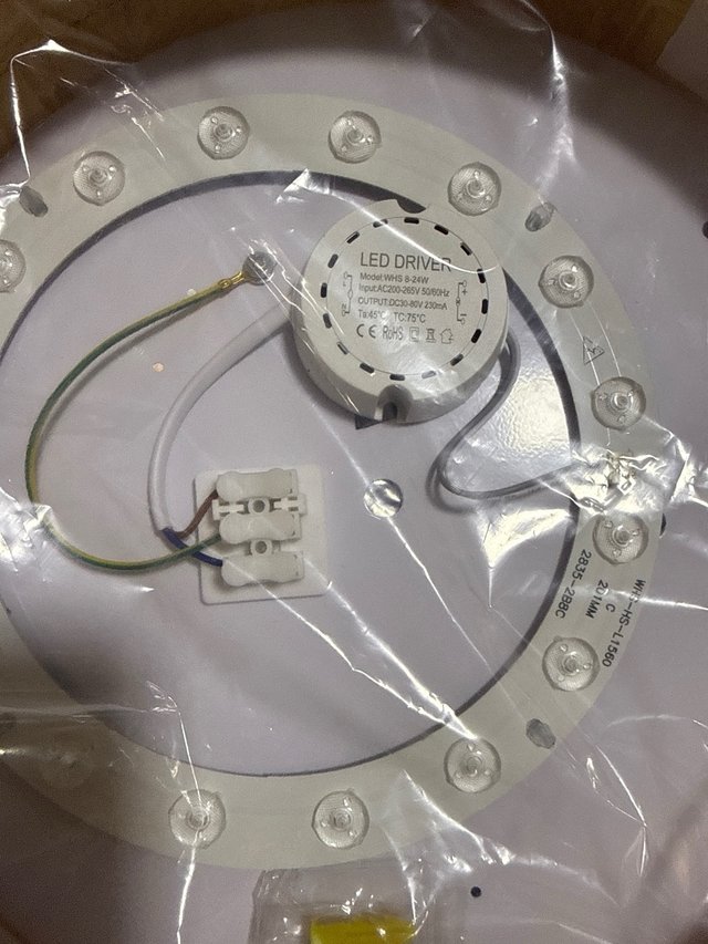 Lampada da soffitto in legno e LED