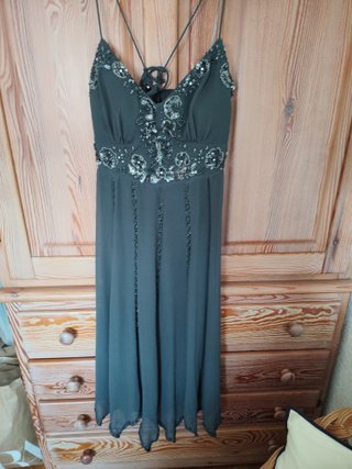 Vestido de fiesta gris con pedrería