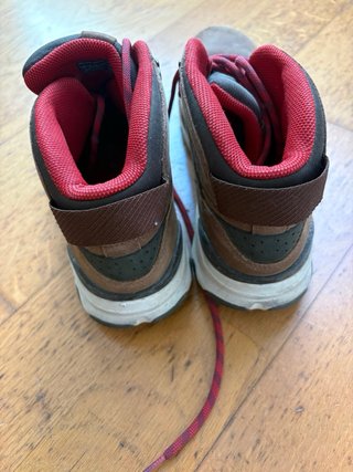 Botas de montaña Teva marrones y rojas