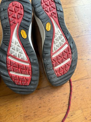 Botas de montaña Teva marrones y rojas