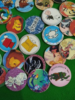 Tazos de dibujos animados variados