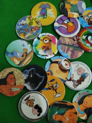 Tazos de dibujos animados variados