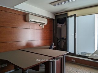 Local comercial en venta en El Camp de l'Arpa del Clot en Barcelona