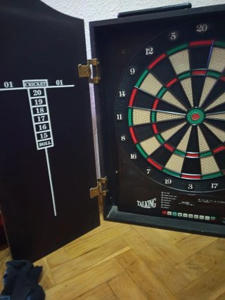Máquina de dardos electrónica con tablero