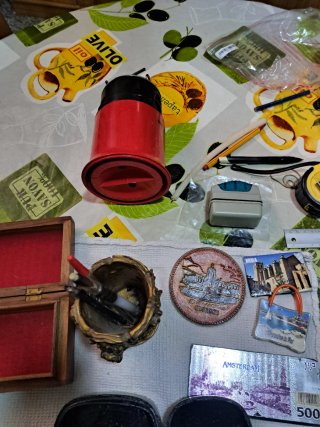 Cajas y recuerdos varios