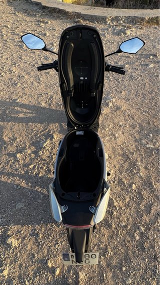 Alquiler Moto Eléctrica Scooter Blanca