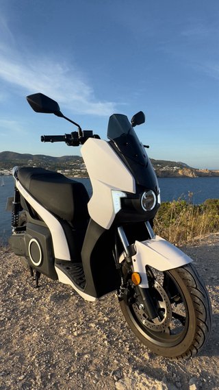 Alquiler Moto Eléctrica Scooter Blanca