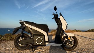 Alquiler Moto Eléctrica Scooter Blanca