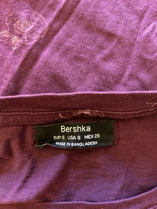 Camiseta morada con estampado floral