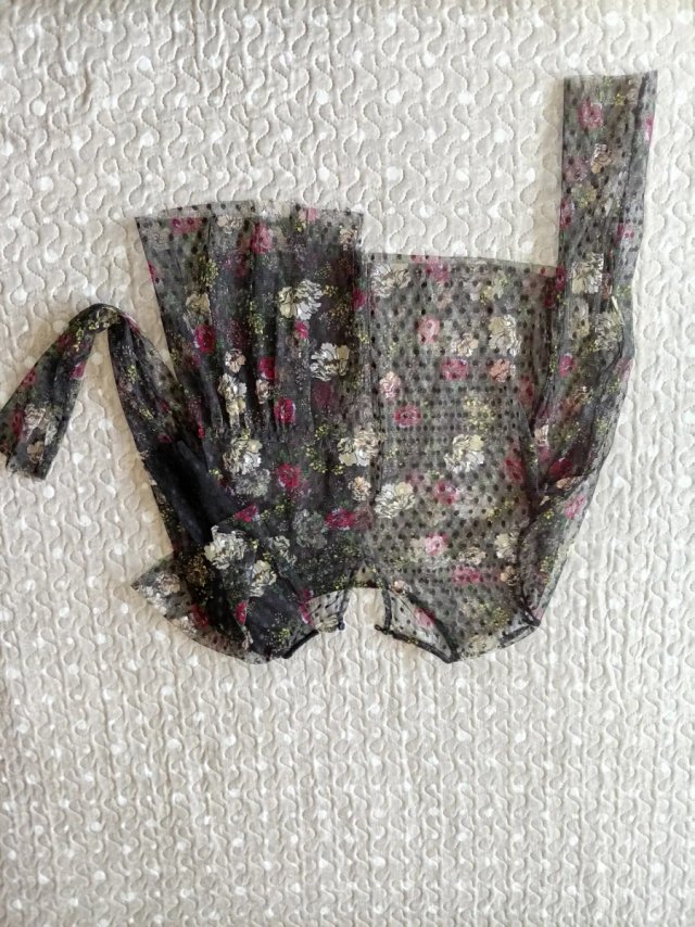 Camiseta transparente floral manga larga
