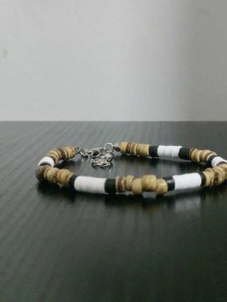 Bracciale perline legno e bianche