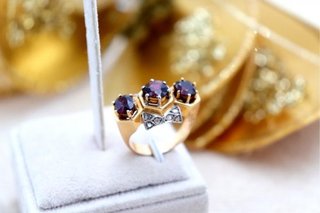 Anillo oro con piedras rojas