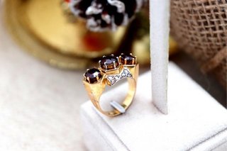 Anillo oro con piedras rojas
