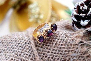 Anillo oro con piedras rojas