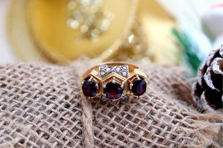 Anillo oro con piedras rojas