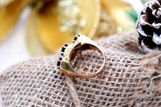 Anillo oro con piedras rojas