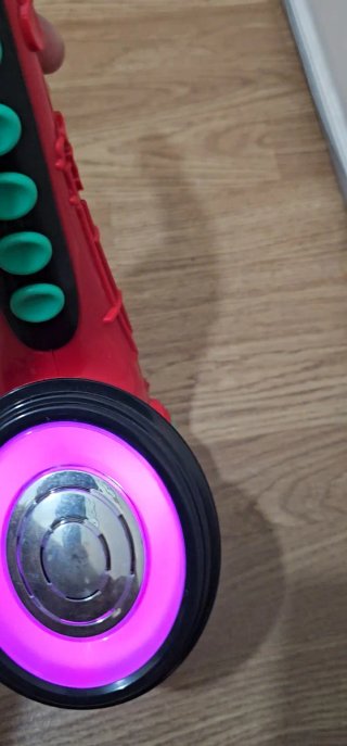 Saxofón de juguete rojo para bebé ItsImagical.