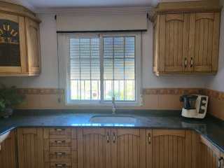 Cocina madera con mármol y pila