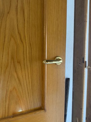 Conjunto de 6 puertas de madera con marcos.