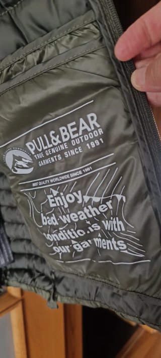 Cazadora Pull&Bear verde acolchada