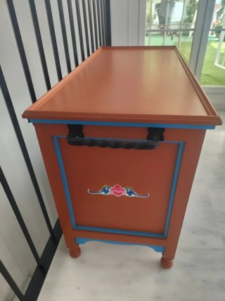 Baúl grande de madera decorado