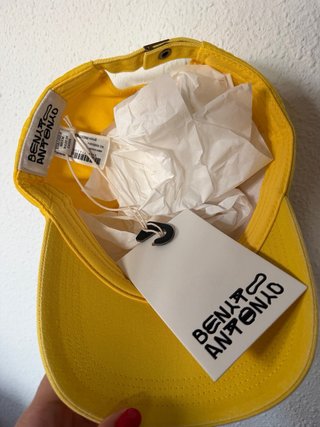 Gorra amarilla de Benito Antonio (BadBunny)