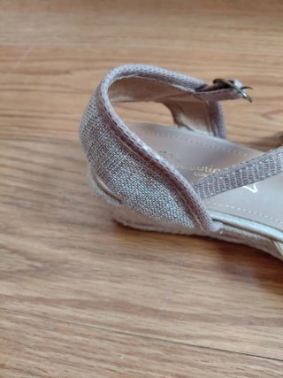 Zapatillas de esparto beige y doradas