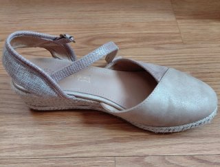 Zapatillas de esparto beige y doradas