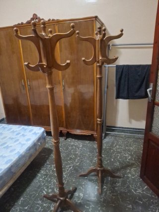 2 Percheros de Madera