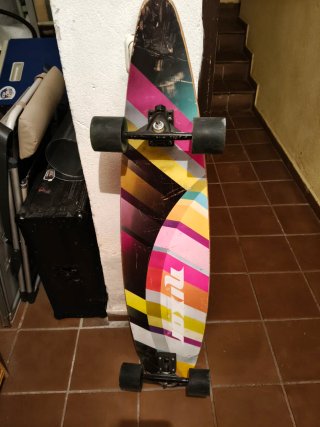 Longboard con diseño colorido