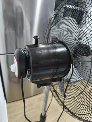 Ventilador de pie negro