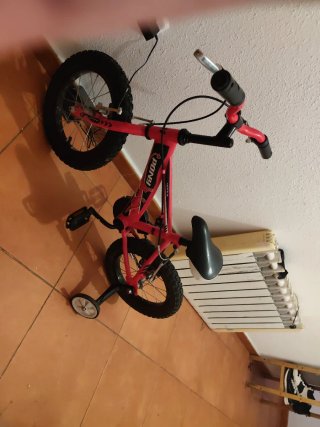 Bicicleta infantil rosa con ruedines
