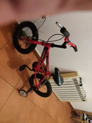 Bicicleta infantil rosa con ruedines