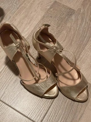 Zapatos de tacón Gloria Ortiz dorados talla 41