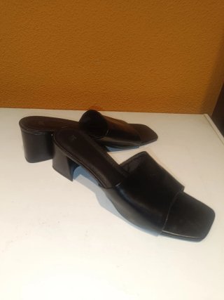 Sandalias de cuero negro