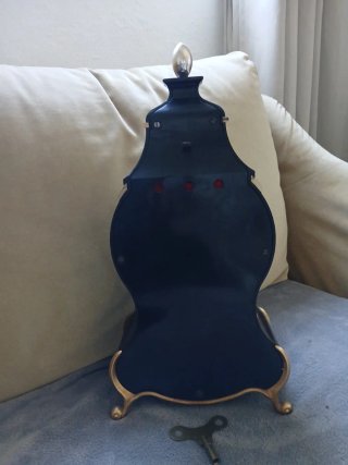 Reloj de sobremesa negro con flores