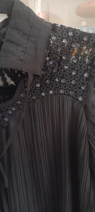 Vestido negro fluido con detalles brillantes