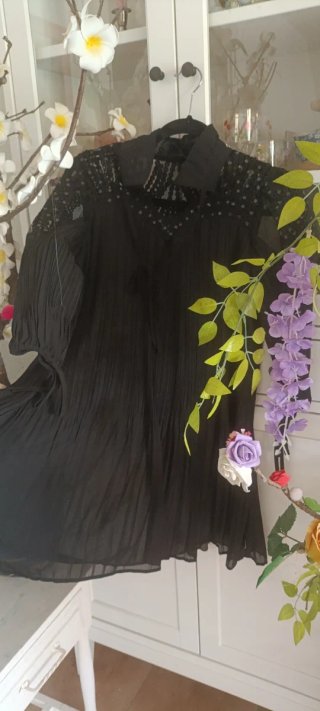 Vestido negro fluido con detalles brillantes