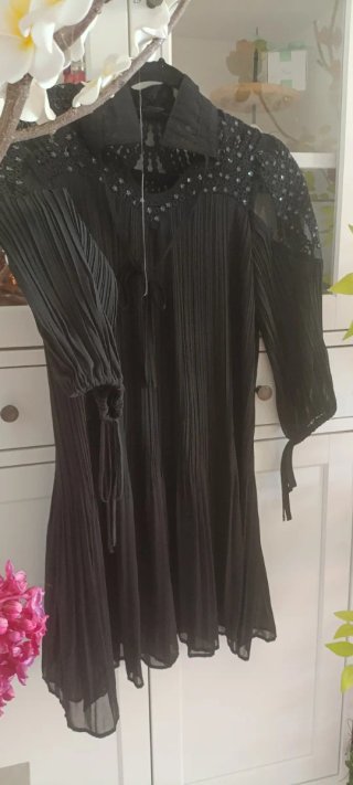 Vestido negro fluido con detalles brillantes