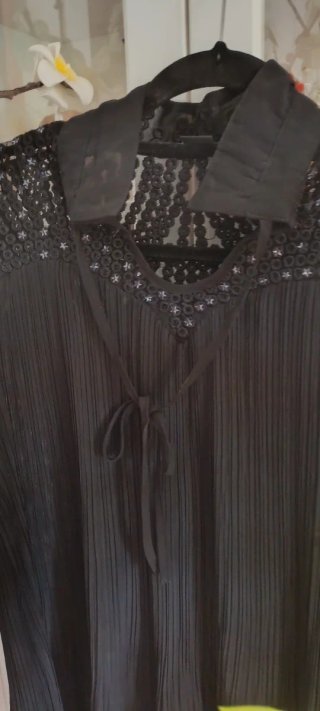 Vestido negro fluido con detalles brillantes