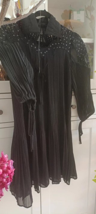 Vestido negro fluido con detalles brillantes