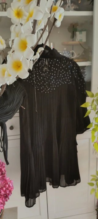 Vestido negro fluido con detalles brillantes