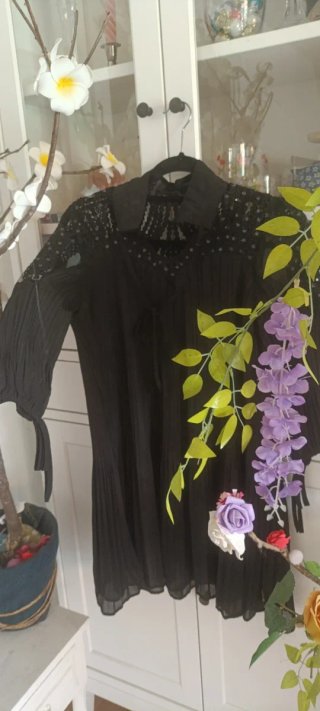Vestido negro fluido con detalles brillantes