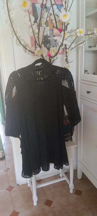 Vestido negro fluido con detalles brillantes
