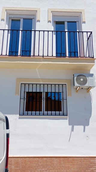 Ventanas y puerta de aluminio con persianas