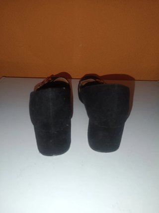Zapatos de ante negros con adornos dorados