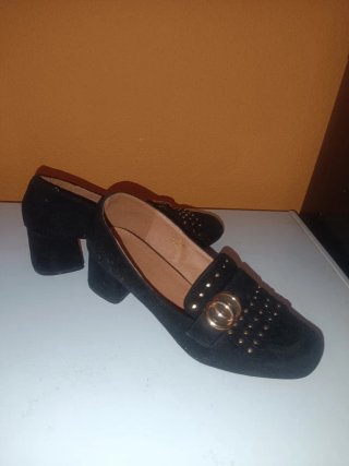 Zapatos de ante negros con adornos dorados