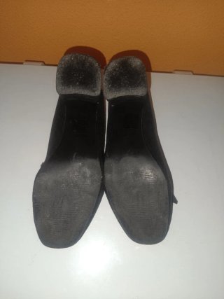 Zapatos de ante negros con adornos dorados
