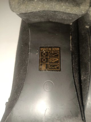 Zapatos de ante negros con adornos dorados